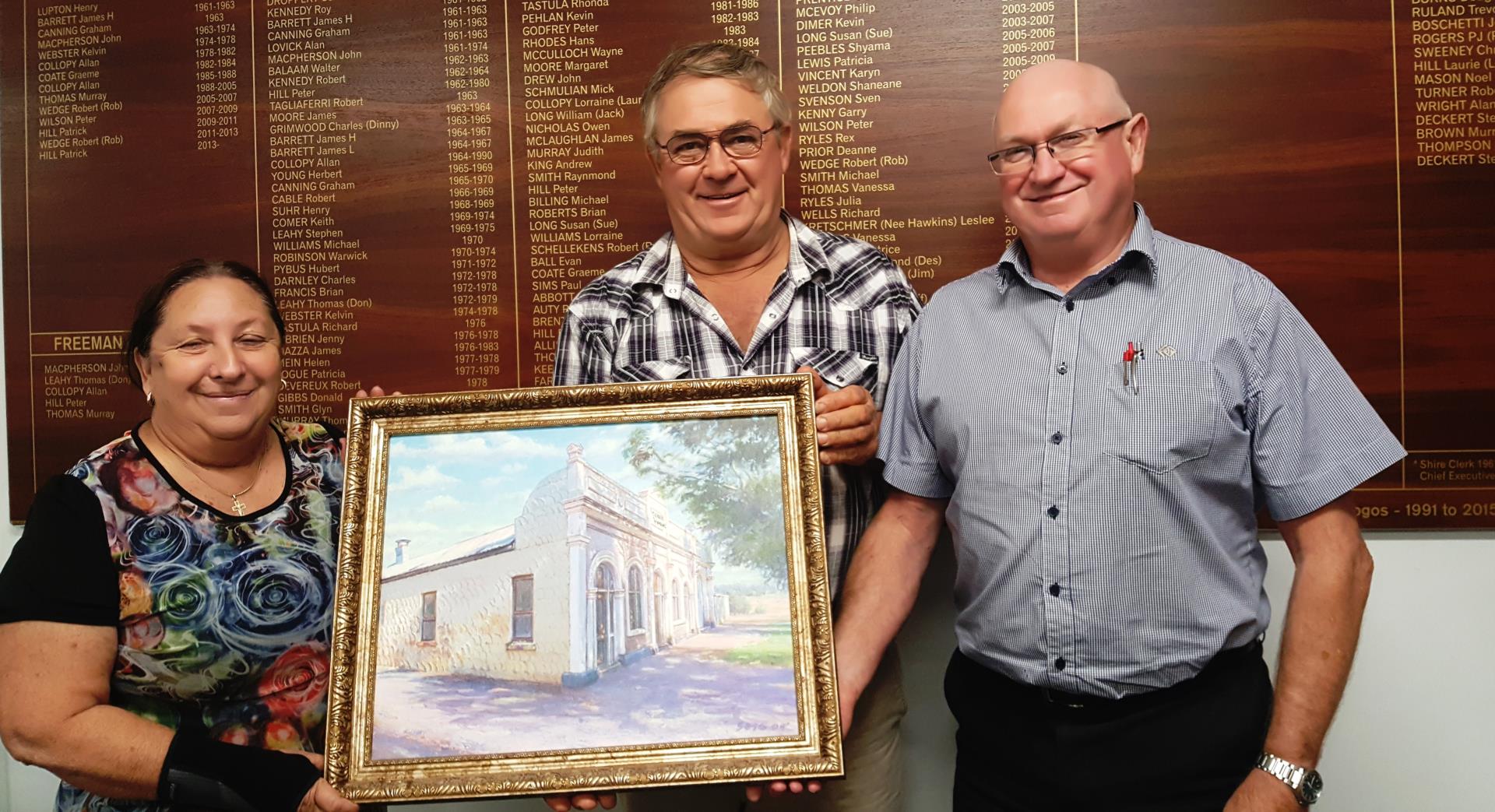 Cr Rosemary Street presenting the Coach House painting to Cr Pat Hill, Shire President and Peter Naylor, Chief Executive Officer.